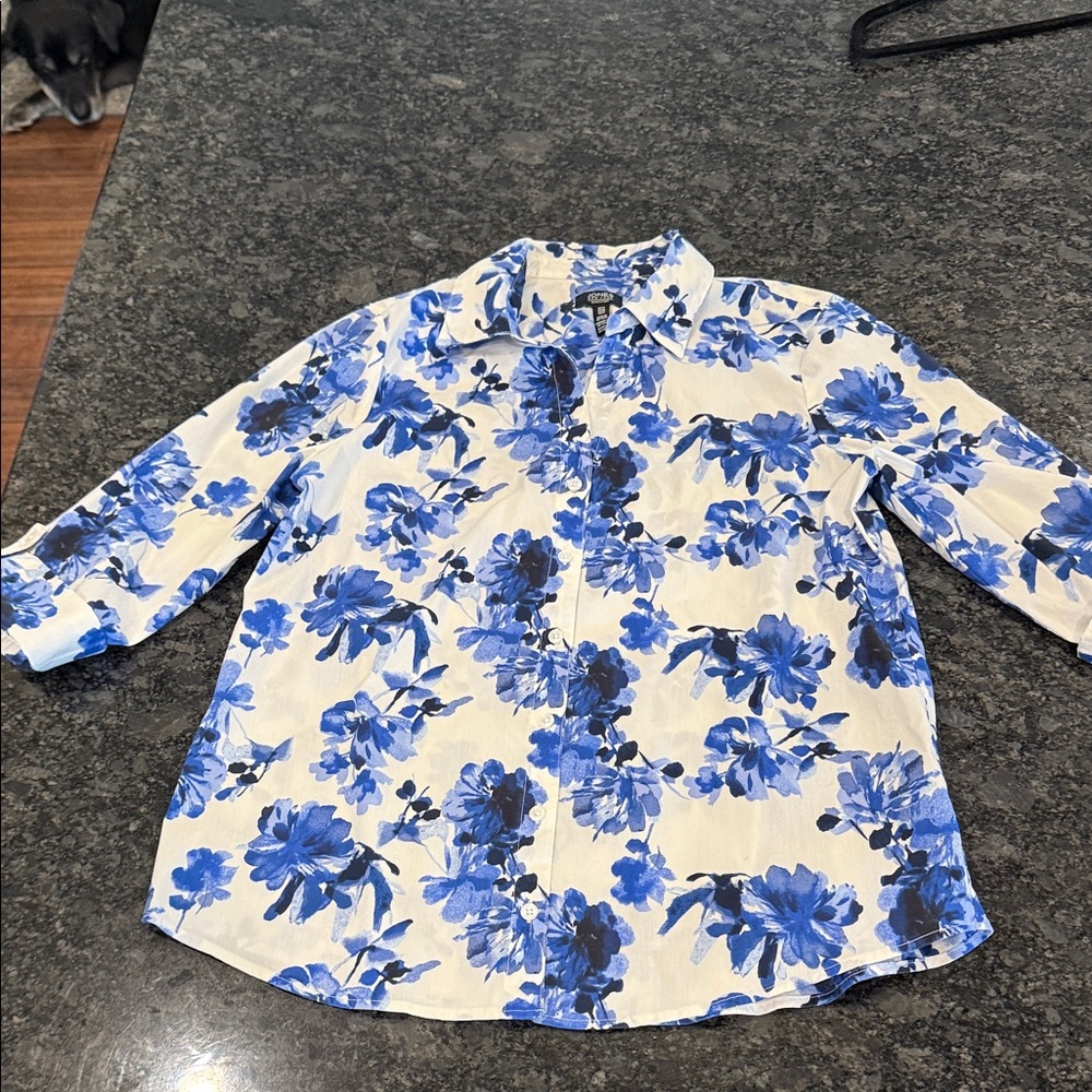 Jones New York Blue and White Floral Button-Up Shirt